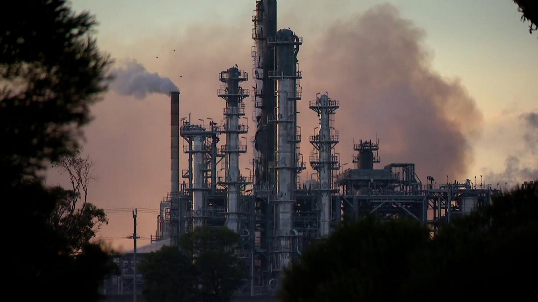 অস্ট্রেলিয়ার তেল শোধনাগারে ভয়াবহ আগুন